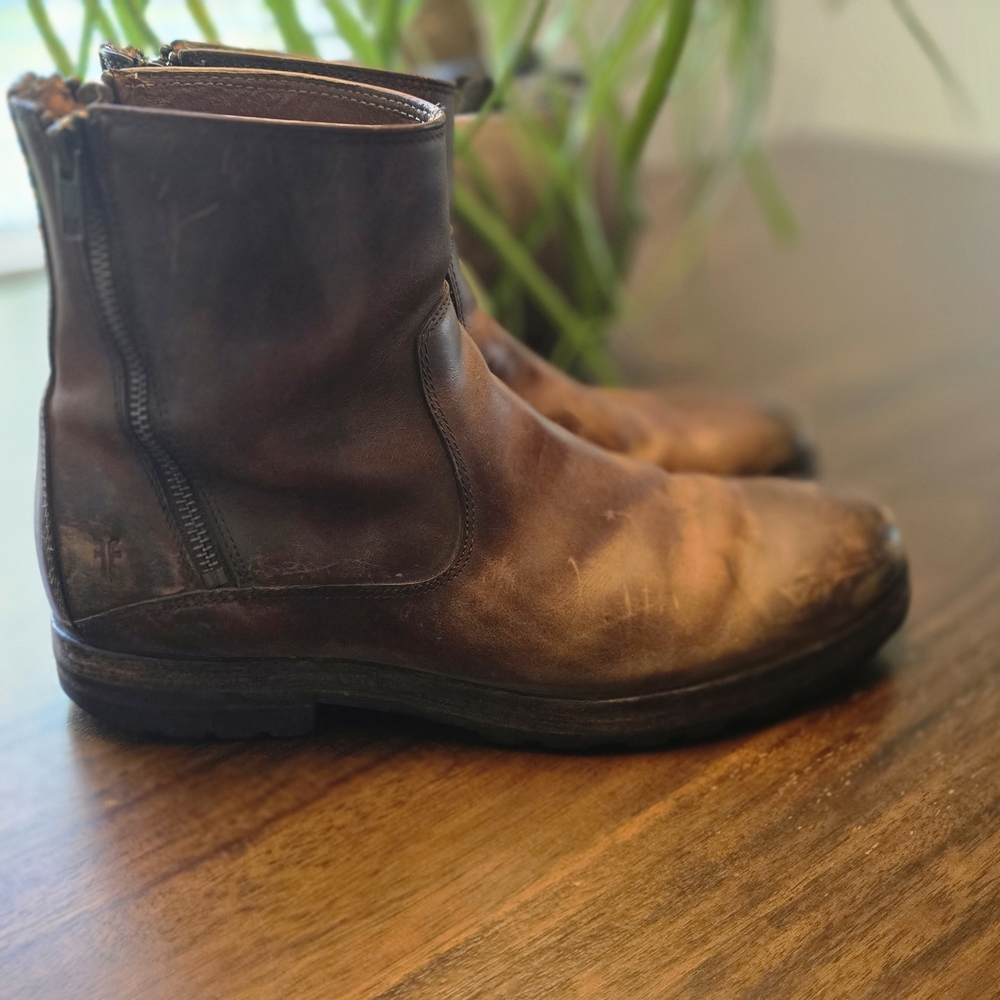 Frye Mens Wiliam Lug Zip Boot.